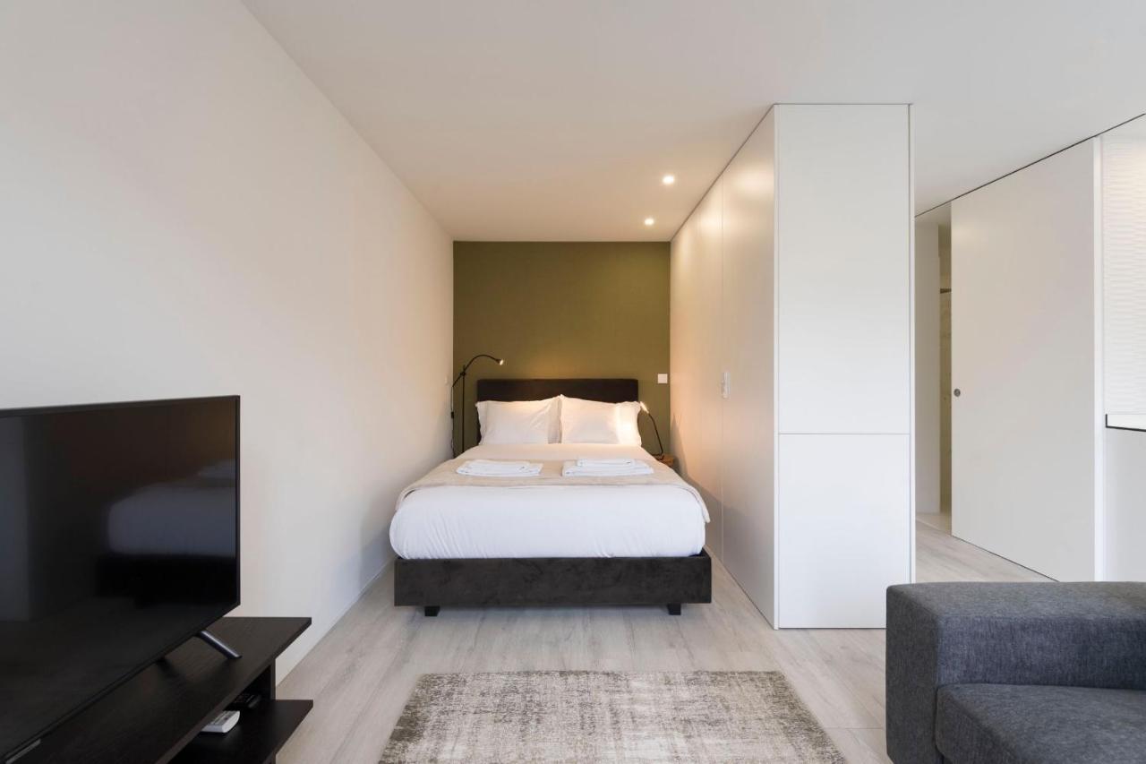 Lovelystay - Modern Loft With Gym & Free Parking Minutes Away From Cbd Porto Exterior photo