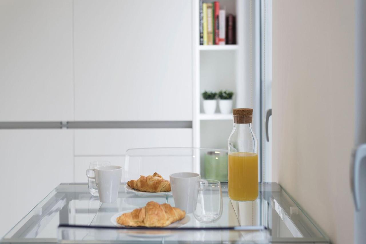 Lovelystay - Modern Loft With Gym & Free Parking Minutes Away From Cbd Porto Exterior photo