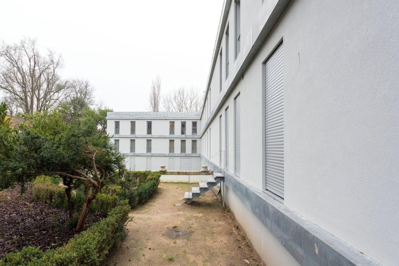 Lovelystay - Modern Loft With Gym & Free Parking Minutes Away From Cbd Porto Exterior photo