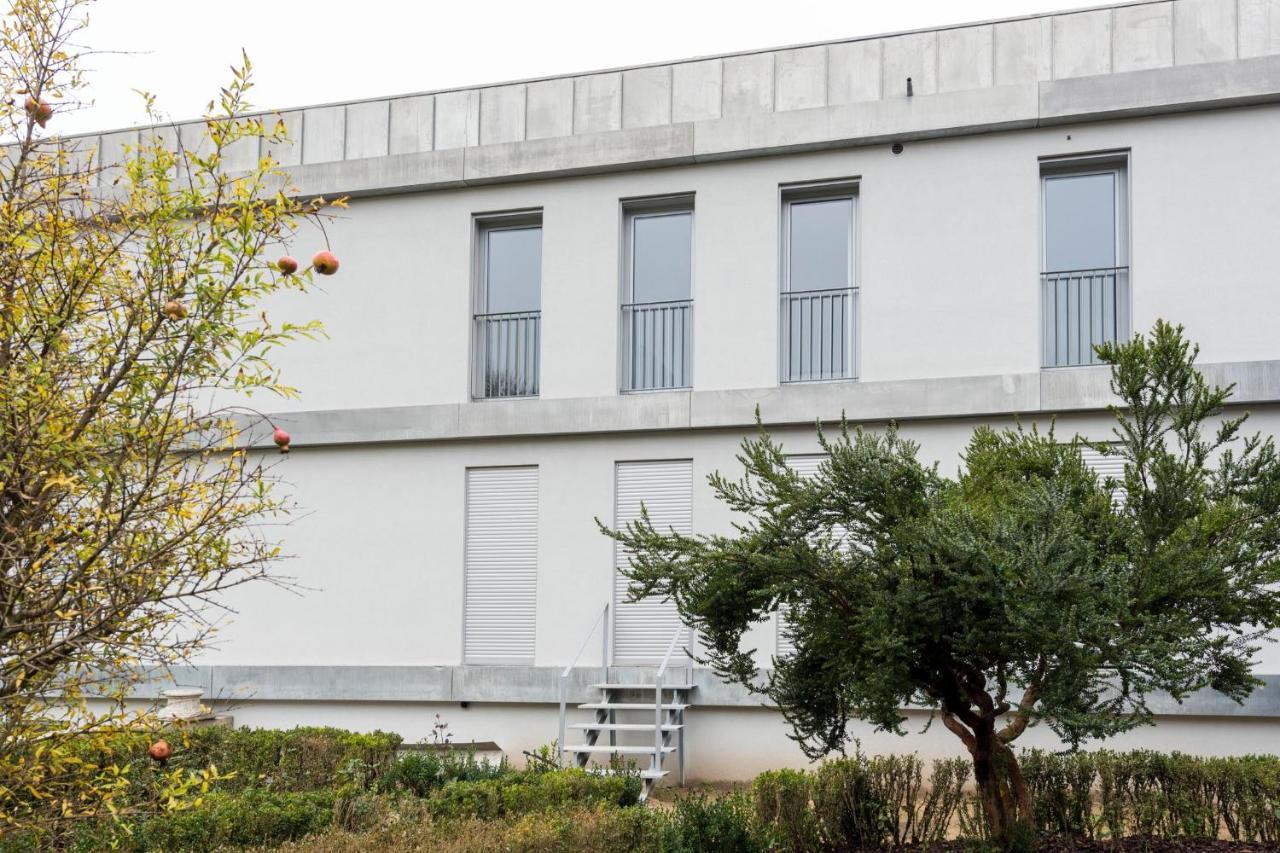 Lovelystay - Modern Loft With Gym & Free Parking Minutes Away From Cbd Porto Exterior photo