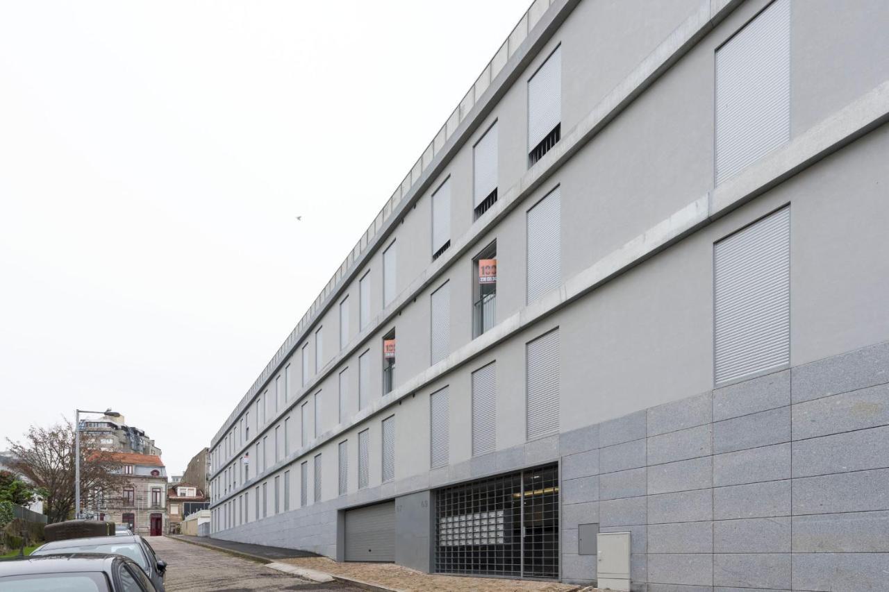 Lovelystay - Modern Loft With Gym & Free Parking Minutes Away From Cbd Porto Exterior photo